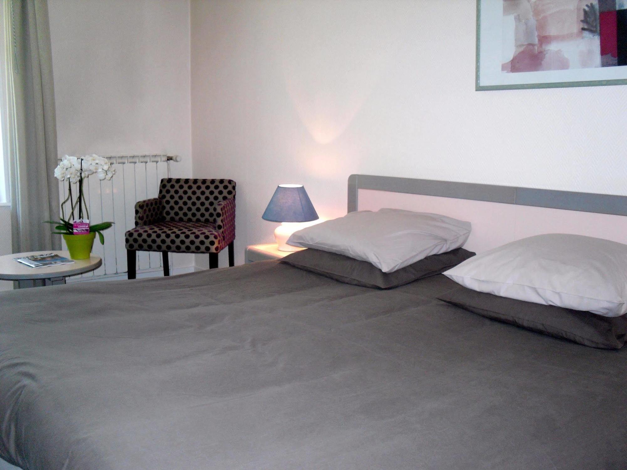 Logis Hotel Saint-Roch Pleumartin Kültér fotó